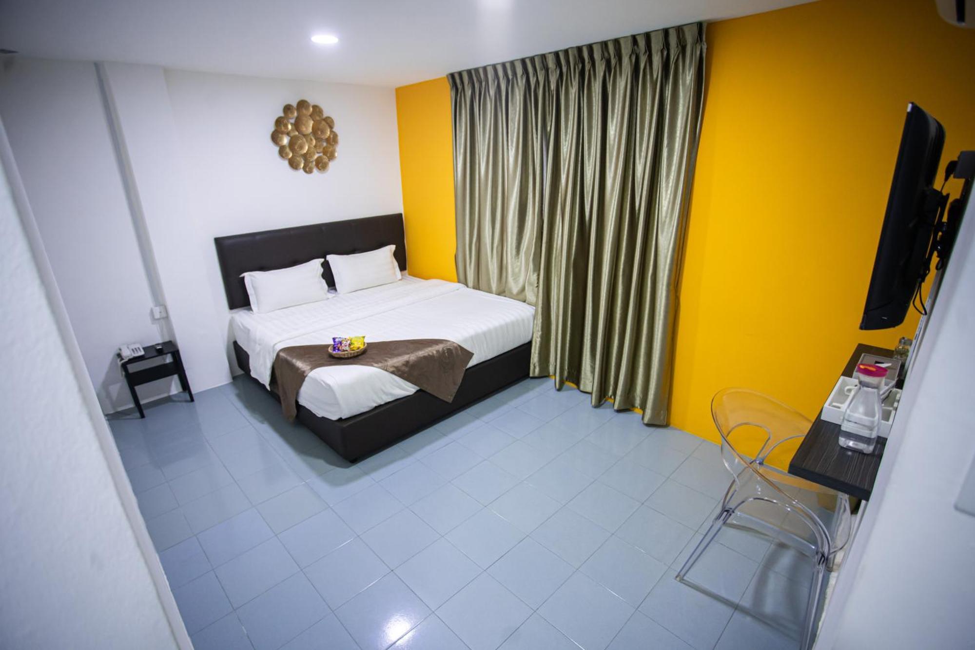 Rex Hotel *